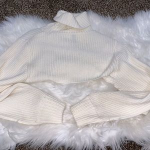 Cropped white turtlenecksweater